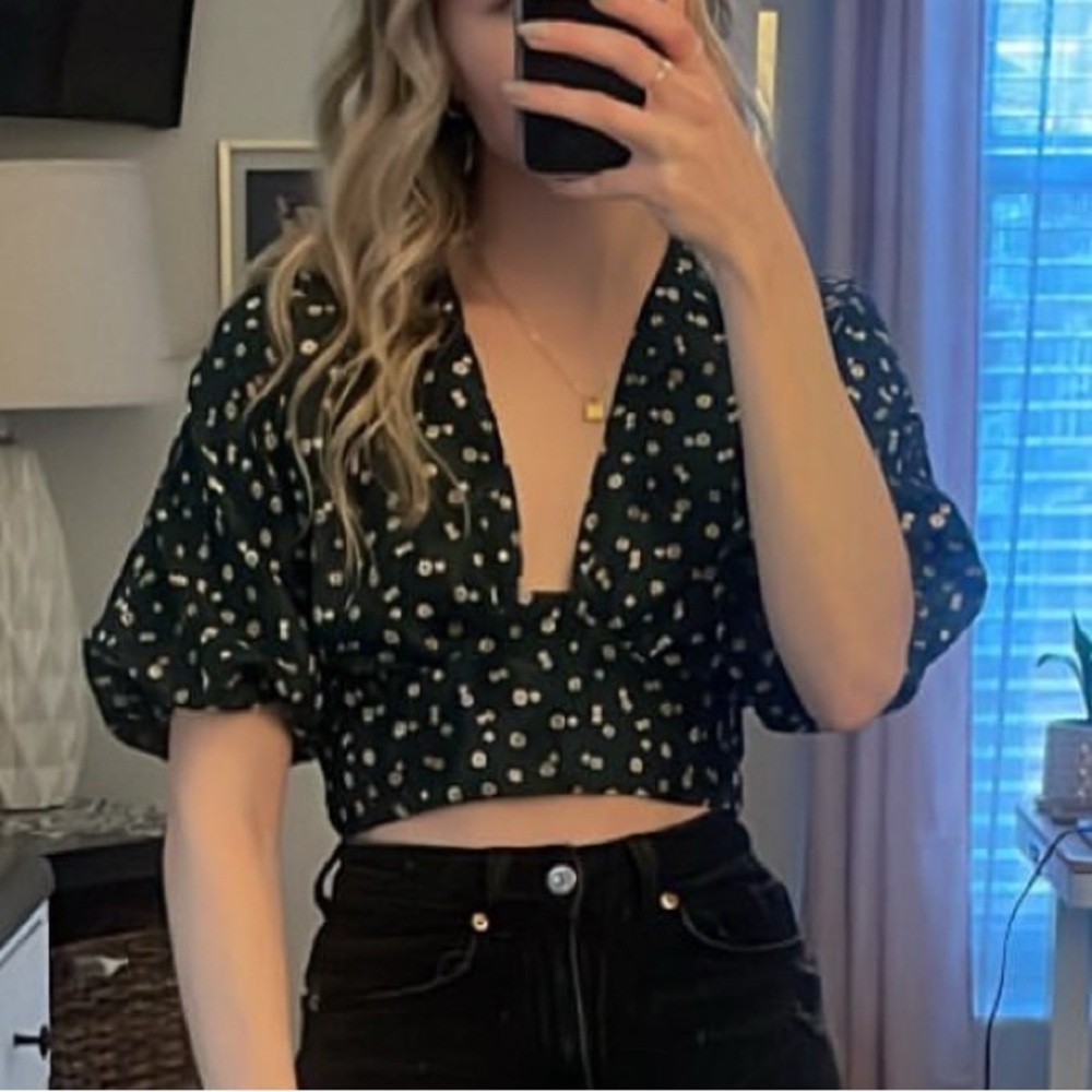 Tularosa Cropped Emerald Puff Sleeve Floral Blouse w/ V-Neck & Tie Back